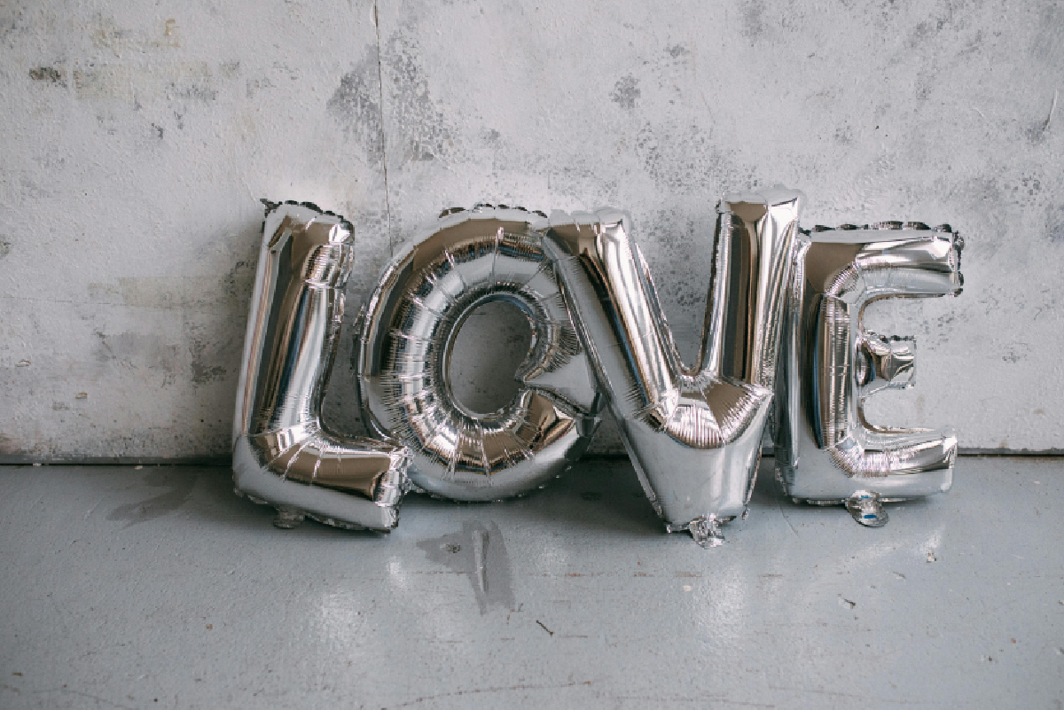 Zimowa sesja narzeczeńska lub rodzinna - jakie rekwizyty wybrać, aby zdjęcia były niepowtarzalne?